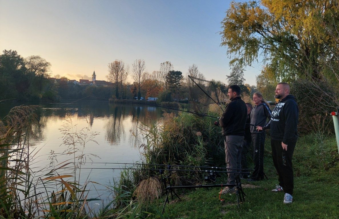 Drei Angler am Angelsee im Morgenlicht