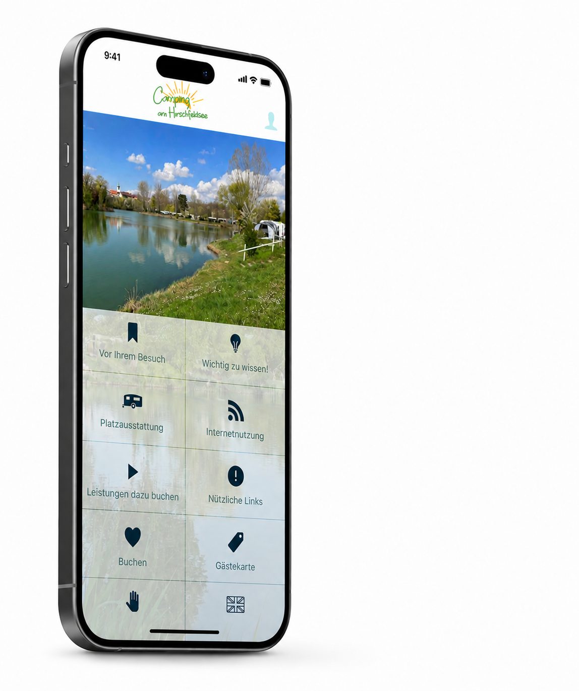 Smartphone mit geöffneter Gäste-App: Startbildschirm mit Seeblick und Kacheln für Platzausstattung, Buchen und Gästekarte