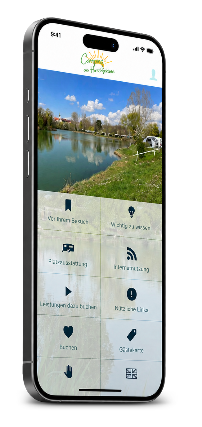 Die Gäste-App auf einem Smartphone: Startbildschirm mit Seebild und den Kacheln Vor Ihrem Besuch, Wichtig zu wissen, Platzausstattung, Internetnutzung, Leistungen dazu buchen, Nützliche Links, Buchen und Gästekarte
