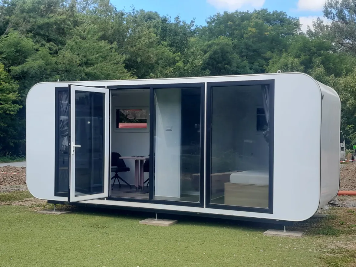 Campingcube Nova — Cube mit geoeffneter Tuer und Blick in den Innenraum
