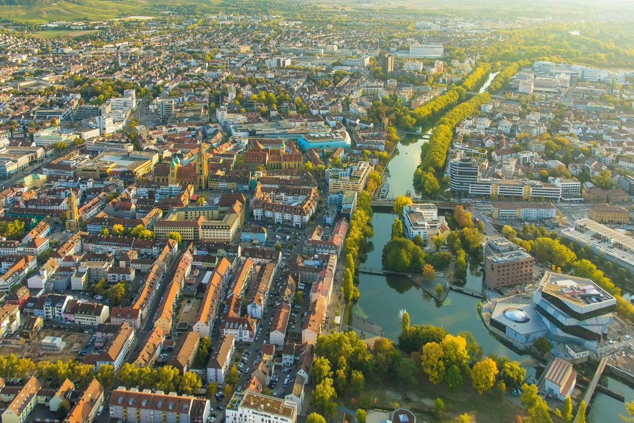 Luftaufnahme von Heilbronn mit Neckar, Altstadt und experimenta